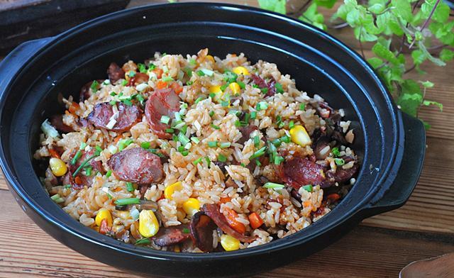 腊肠焖饭|天冷爱做懒人饭,有肉有菜味道好,热热乎乎一大锅,营养真齐活