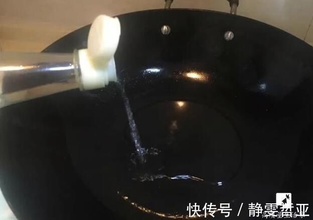 铁锅|家里铁锅天天生锈？老厨师：往锅里扔一物，不生锈还不粘锅