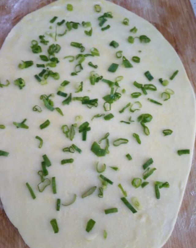 乡下婆婆告诉你一个盐葱饼的新吃法,外酥里嫩,把我都给吃撑了