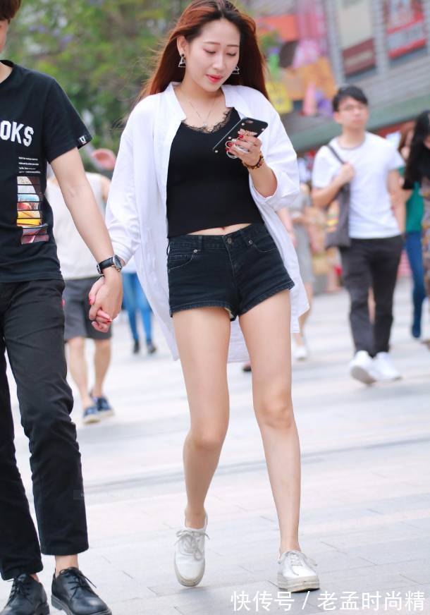 丰腴 街拍:被男友扯着头发走的丰腴大白腿性感美女