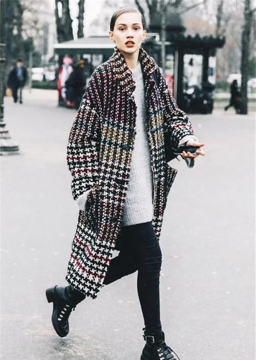 今年靴子裹“无痕裤”的穿法火了,配大衣、羽绒服都好看,真时髦