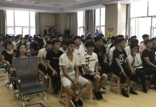 学生会|大一新生入学后，入党和学生会都要积极参与，哪一个放在首位呢？