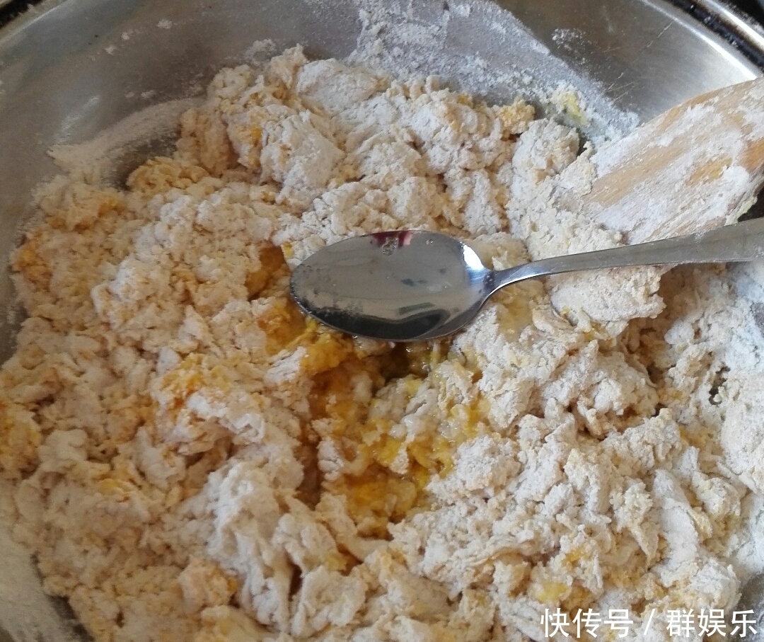 想把馒头做出暄软拉丝的效果,只需要这几步,比面包还好吃