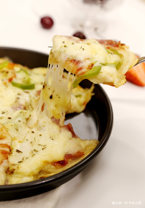 平底锅怎么做披萨不用揉面一次成功，几分钟就出锅，比买的还香