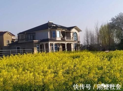 奔驰车|农村自建二层简欧别墅,面宽11.4米,5室1厅,美观大气,真不错