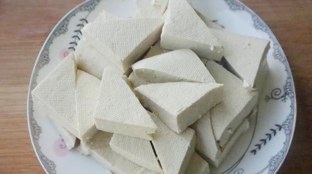 夏天就馋豆腐这个吃法,切一切煮5分钟,出锅连渣都不剩,太好吃