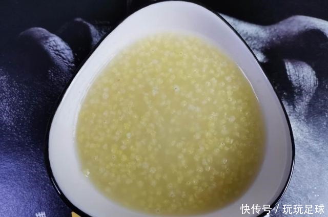 煮小米粥时,直接下锅是大错!多加这1步,米粥更黏稠,米油更厚!