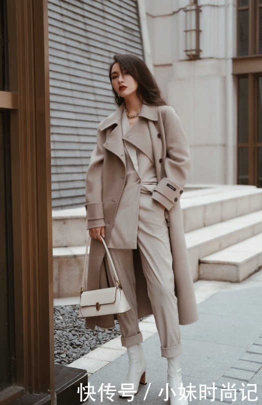 大衣|白色套装搭配浅灰色大衣, 气场十足!
