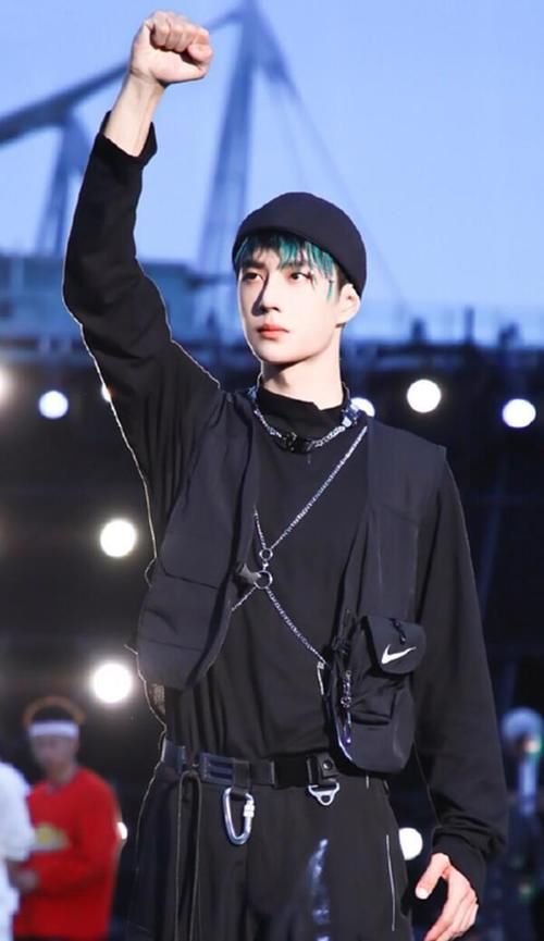 王一博|王一博 :20210708 上海到达,即将录制第一期《这就是街舞4》。