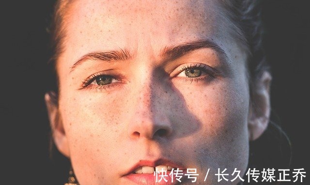 色素|46岁广东女子色素沉淀多，坚持2个习惯，帮助嫩白，或可了解