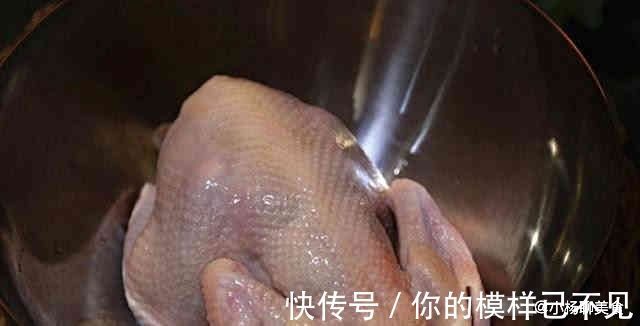 电饭锅|把整只鸡放进电饭锅，不加一滴水，出锅差点连骨头都吃了