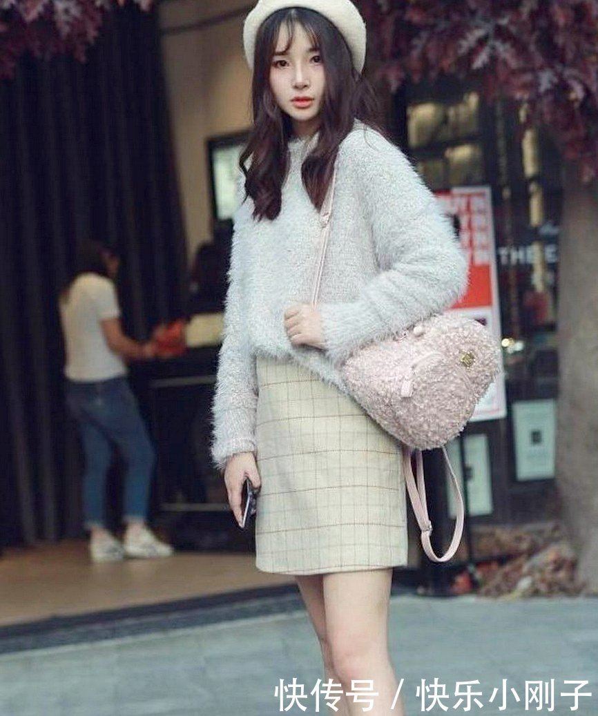 毛绒上衣搭配米色半裙,年纪真的那么重要吗