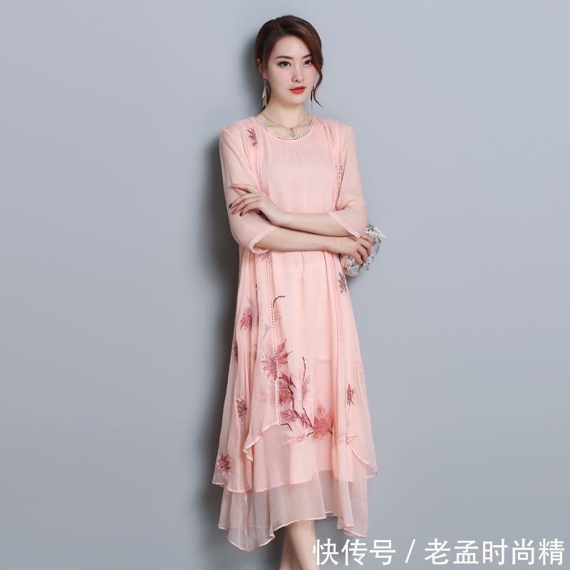 高雅灰 如此漂亮的”高雅灰“高级裙,确实有点贵,但特别受60后爱戴