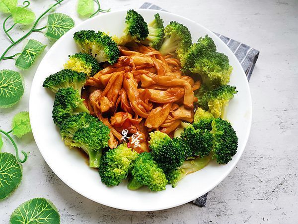 三个人的午餐,三菜一汤,简单而丰富,第一道香而不腻,孩子喜欢