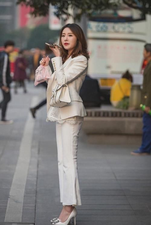 莫代尔|修身打底衫,搭配非对称设计短裙,更显自信