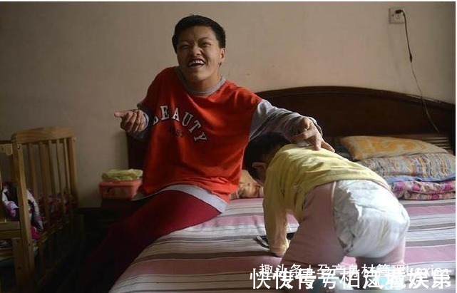 母女|脸瘫妈妈抱不动孩子,11个月大的女儿跪着吃奶,母女连心