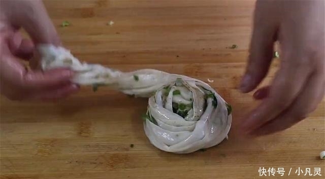 玉米油|葱油饼好吃有诀窍,层层酥脆,做法简单,学会可以摆摊了