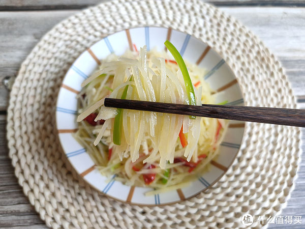 凉拌土豆丝|做凉拌土豆丝,别直接下锅焯水,多加一步,土豆丝脆爽入味不发黑