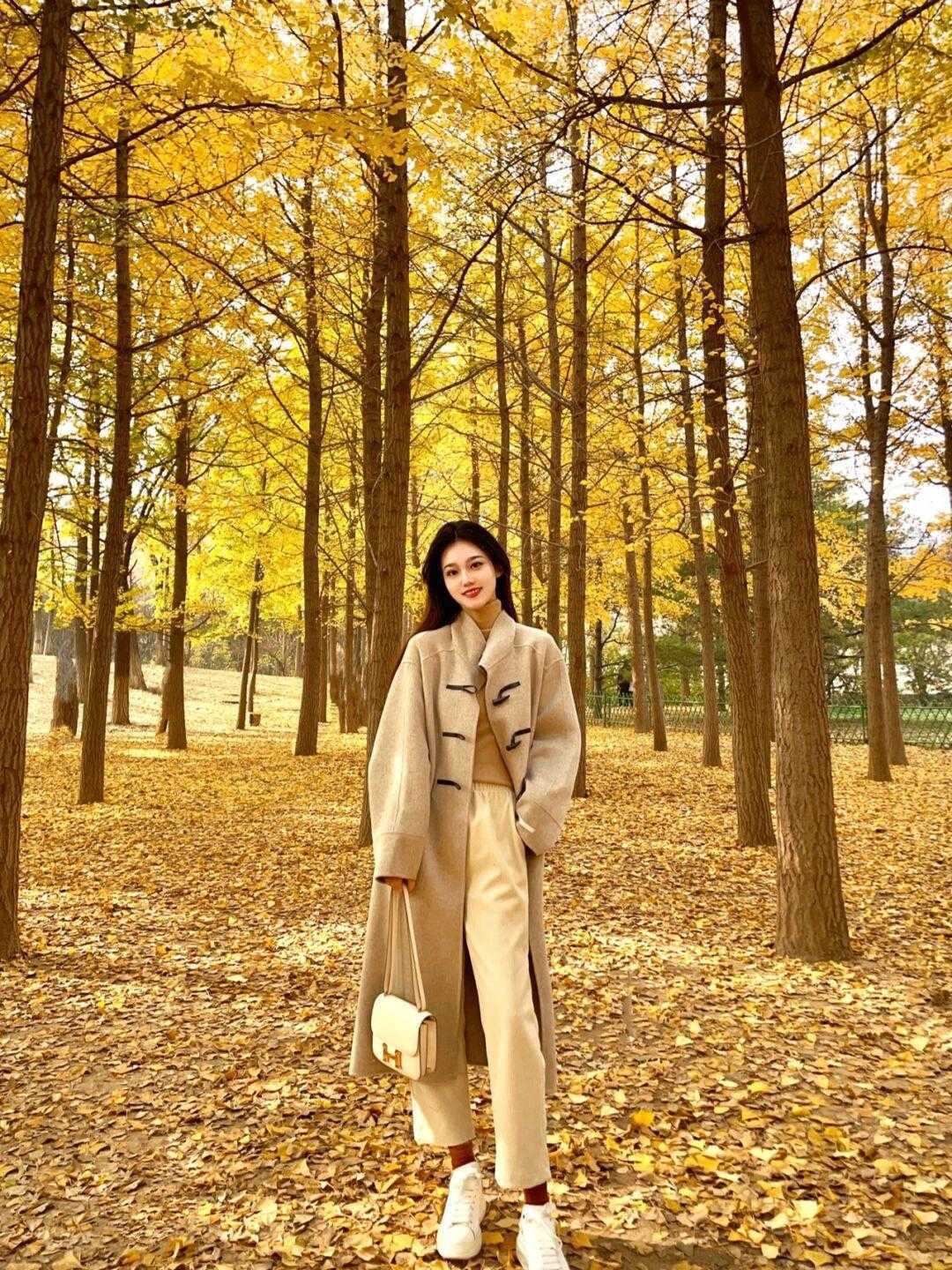 单一面|真正聪明的女人,通勤大衣这样搭,独具特色又干练气质