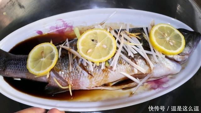 蒸鱼时,最忌直接加盐,加点“它”,鱼肉越蒸越香,越蒸越嫩!