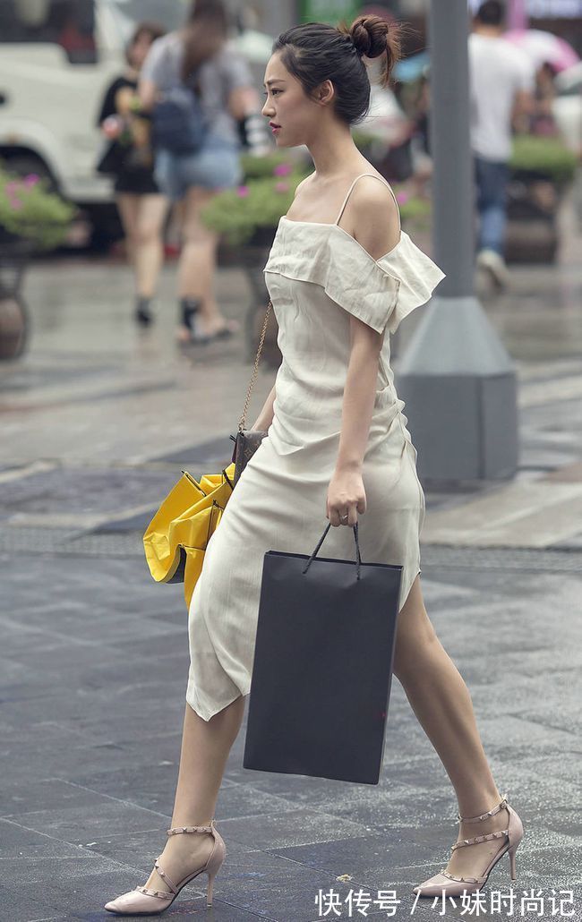 身姿 街拍美女:粉色尖头细跟鞋,显得身姿曼妙、走姿优雅、气质迷人