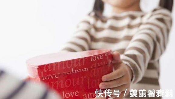 孩子|爸爸穿工服接女儿放学,站得远远的害怕给女儿丢脸,但有些想多了