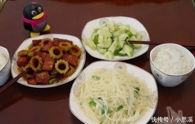 女儿放假非要住姥姥家，说姥姥做的饭菜好吃，发来照片一看，懵了