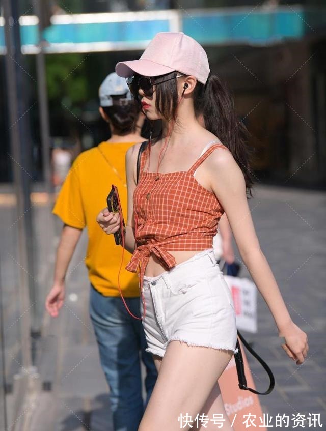 牛仔裤 白色牛仔短裤搭配吊带背心,清凉舒适,时尚帅气!