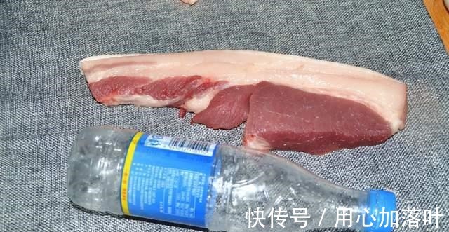 鲜嫩|一块五花肉放入矿泉水瓶里,瞬间变成一道好吃的美食,鲜嫩Q弹!