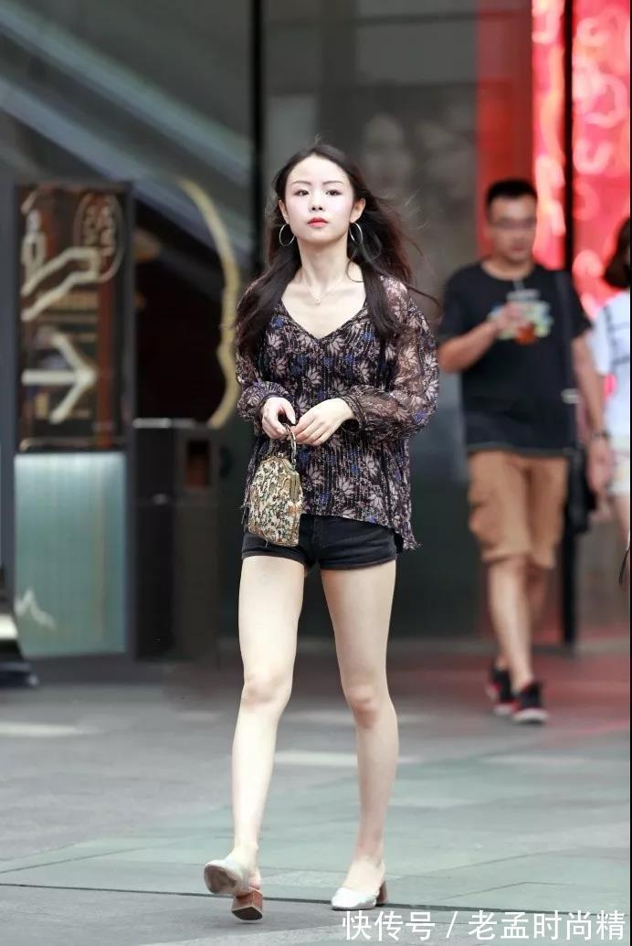 苗条 街拍: 长得靓丽可人, 腿又细又白, 逛街的苗条美女, 身材偏瘦!