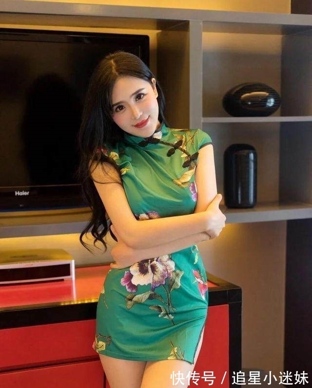 圣诞节|街拍：小阿姨身穿颜色简单的包臀裙，却把熟女气息完美展现！