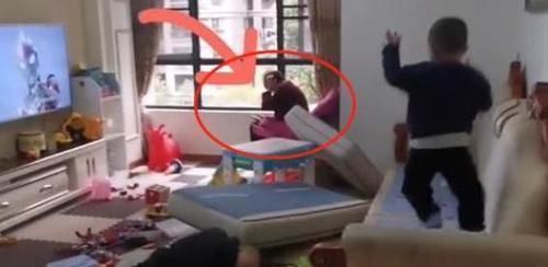 奶奶|“佛系”奶奶带娃走红,面对拆家熊娃也熟视无睹,一旁默默看戏