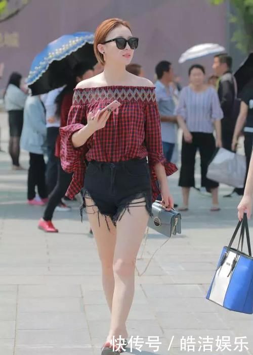 时尚街拍一字肩这样搭配穿，不仅时尚大气，而且回头率飙升