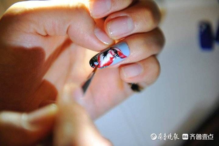 后男|85后男美甲师痴迷指尖16年，把绘画搬到了指甲上