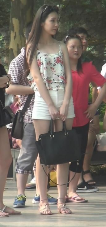  美女|街拍：短裤长腿清纯气质美女