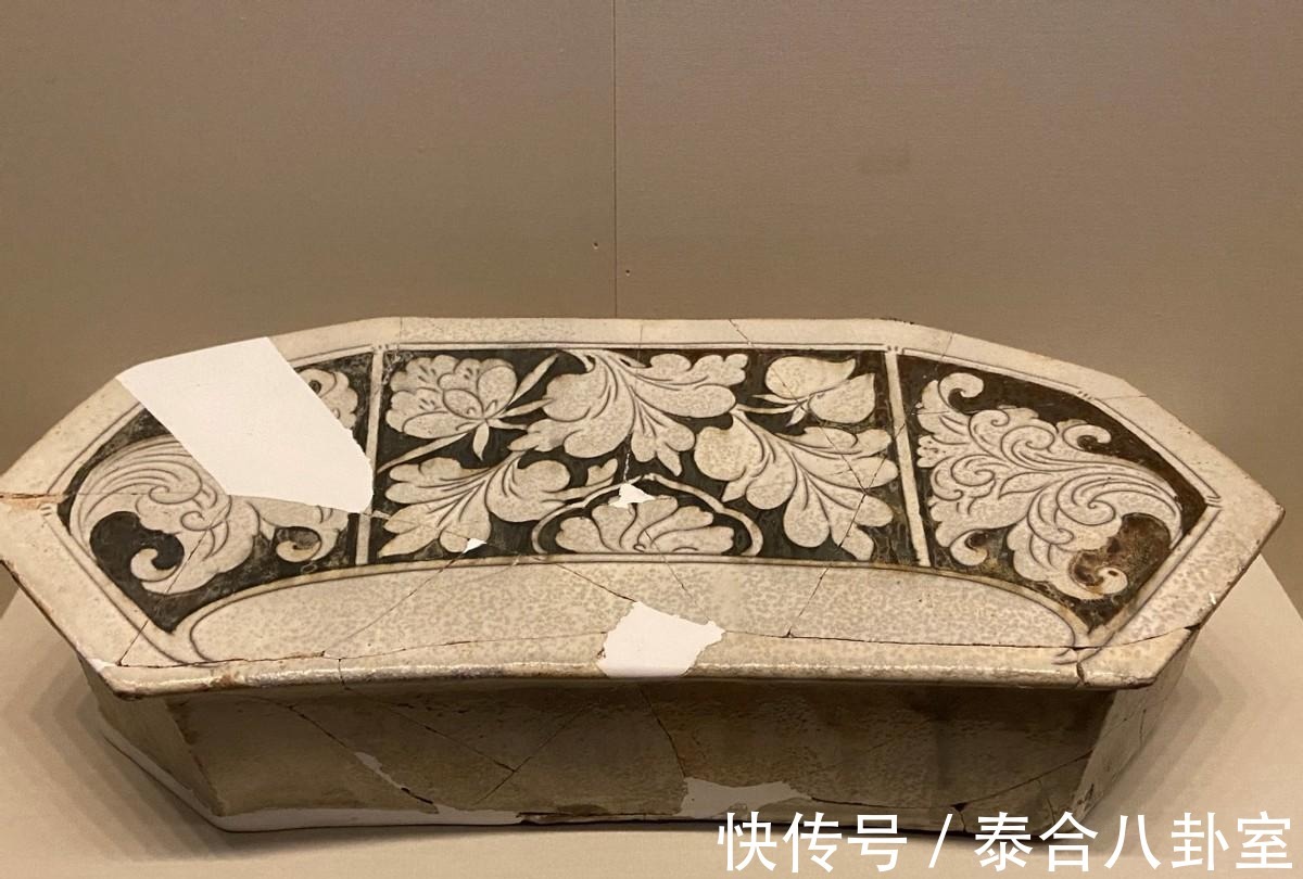 津窑|国博：类似的瓷枕做对比，外行也能分出河津窑和磁州窑