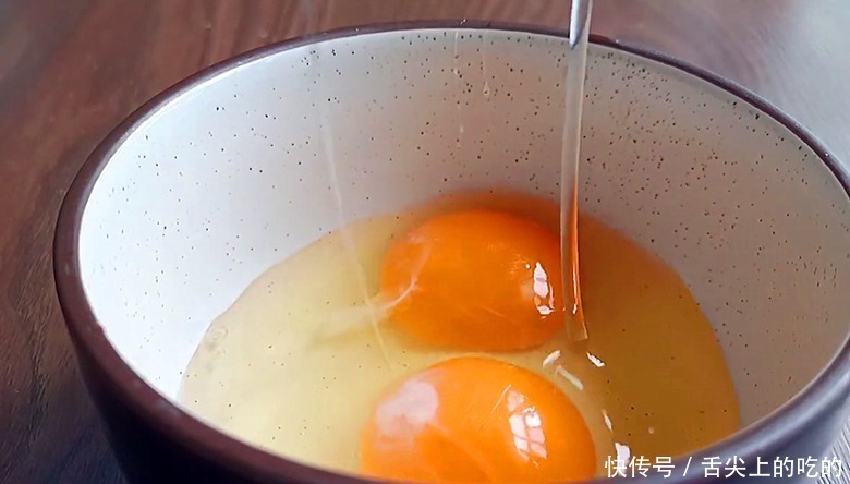 五花肉不要红烧啦，淋2个鸡蛋，你想不到的做法，每次上桌不够吃