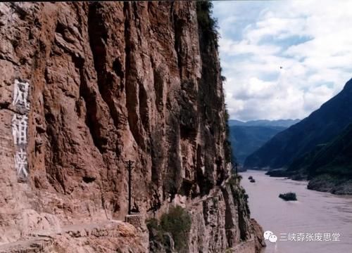 三峡古栈道，绝壁嵌苦难｜峡江遗迹典藏