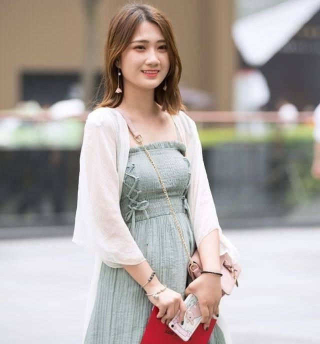 卡其色|路人街拍，美女卡其色针织衫搭配健美裤，女人味尽情绽放