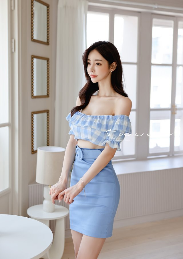 女神|女神孙允珠2021年6月最新高清时尚搭配:蓝霞雾抹胸络纹包臀裙