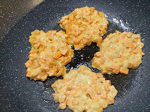 10分钟搞定早餐红薯饼，不蒸不油炸，香甜软糯，出锅都抢着吃