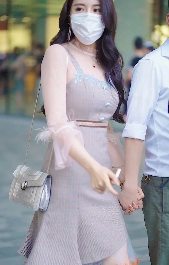 粉色 超衬御姐风,一条粉色轻纱打底裙,尽显成熟的魅力