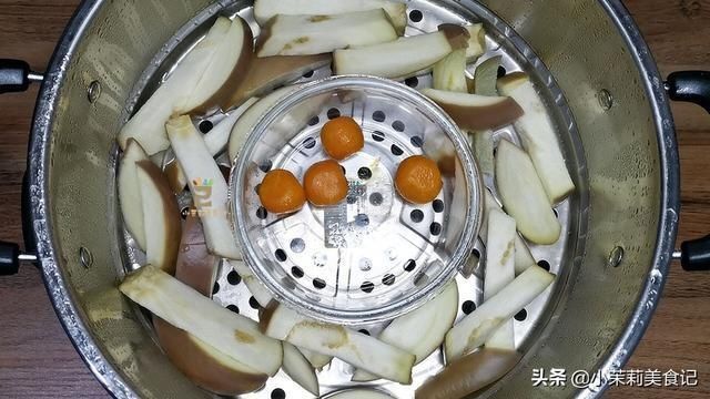 蒸茄子时,万万不可直接蒸,多加一步,茄子雪白不黑,鲜嫩有食欲