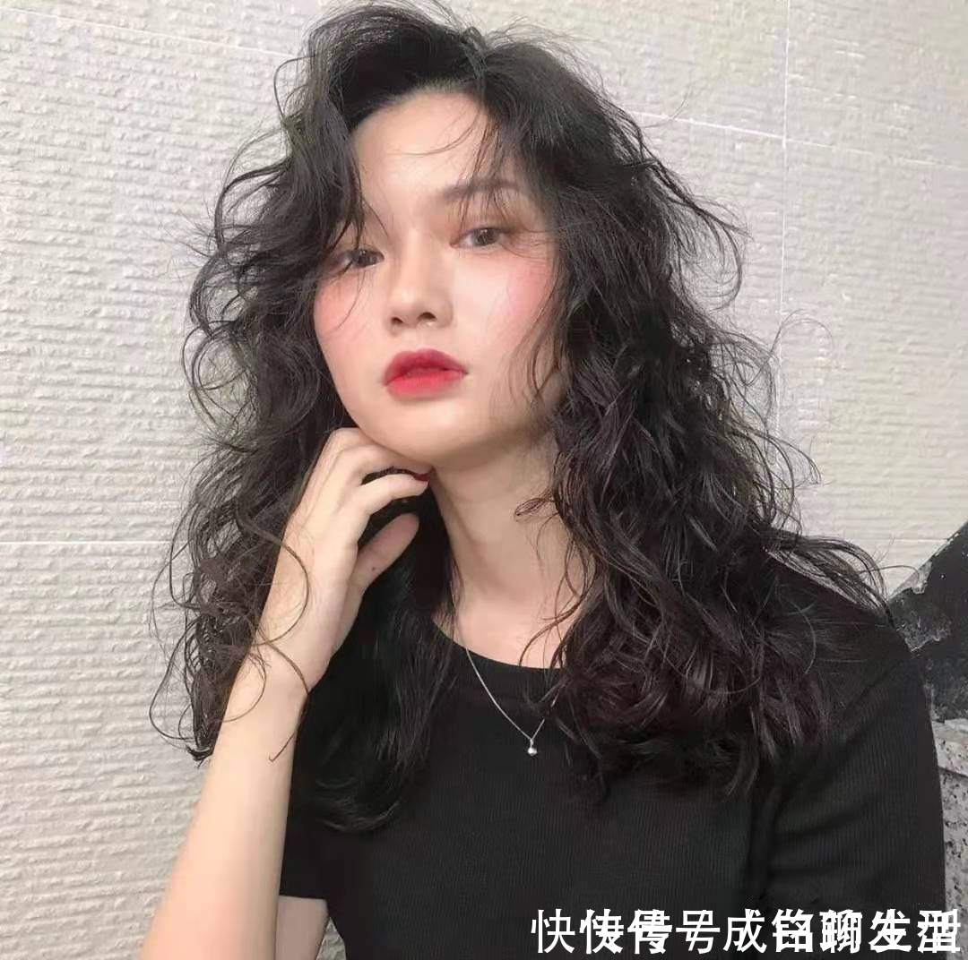 妈妈|50岁妈妈做什么发型好看?推荐三种风格的减龄发型,尽显成熟风韵