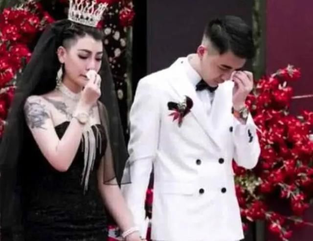 婚纱|曾经“满身纹身”穿黑婚纱爆红的新娘,如今变成这副模样,真不敢相信