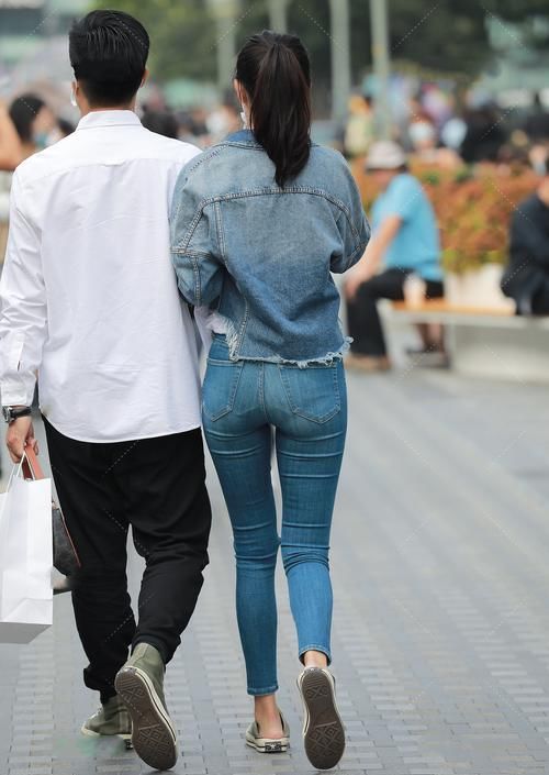 牛仔|牛仔外套搭配纯白色内搭，看起来清爽时尚，活力满满