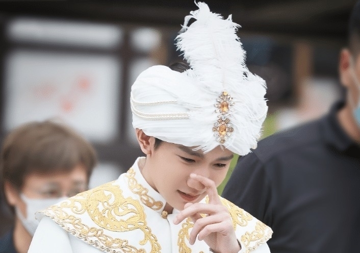 养眼|《奇异剧本鲨》路透:魏大勋异域造型养眼,王源是“在逃王子”吧