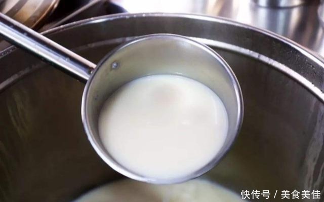 浓郁|20年老面馆的高汤秘方,原来是这么熬制的,汤色奶白且鲜美浓郁