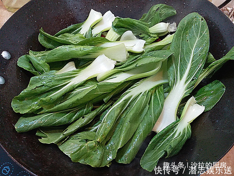  炒青菜|原来炒青菜也有窍门，这么炒色泽翠绿油亮，口感脆爽，简单又营养