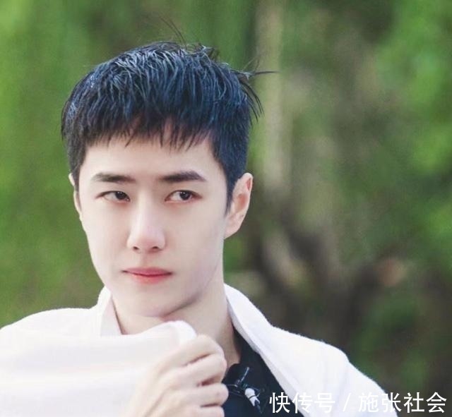 面對清澈的溪流,王一博把“無心做菜,只想下水”寫在了臉上